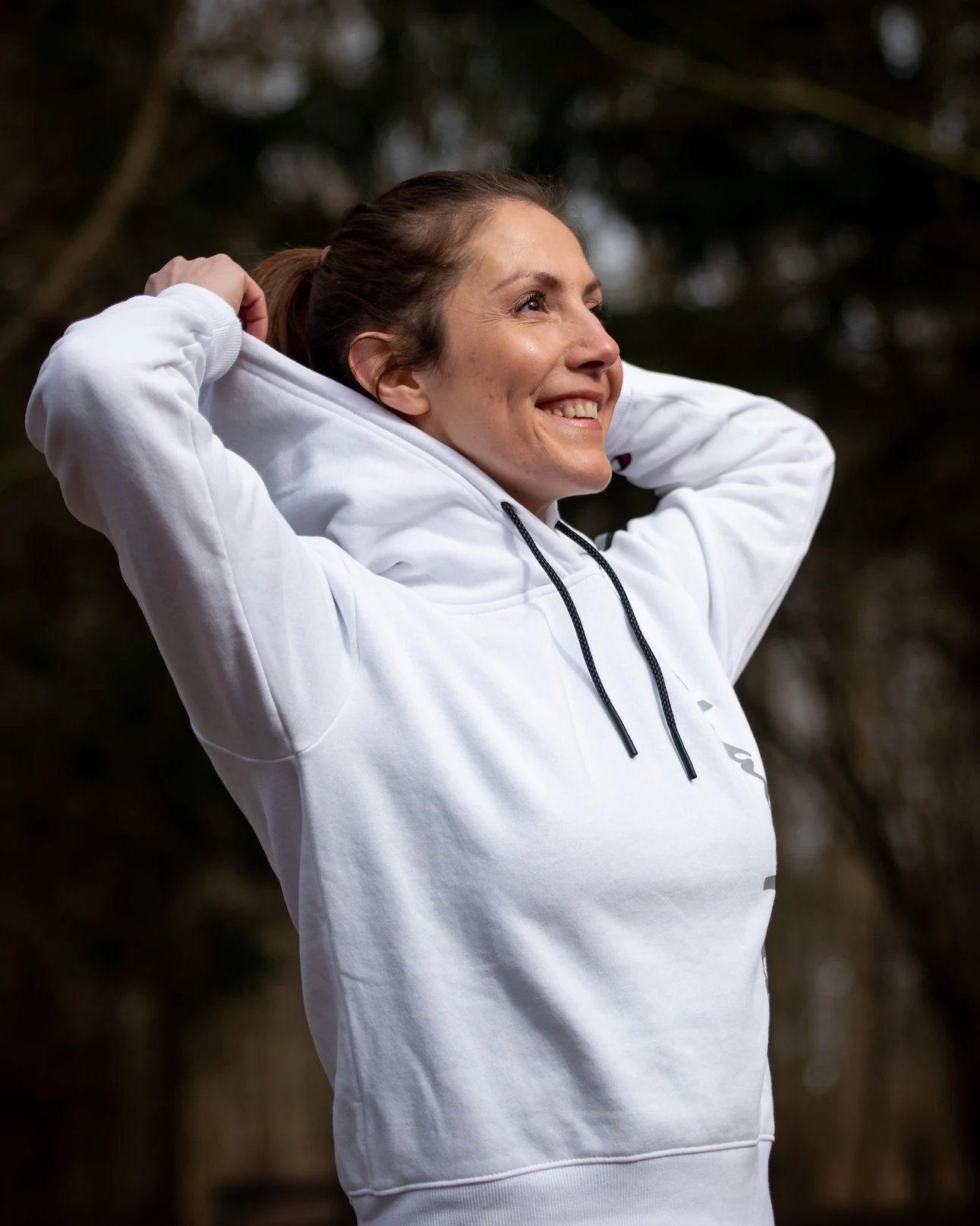persoenlich Trainerin, weißer Pullover, glücklich