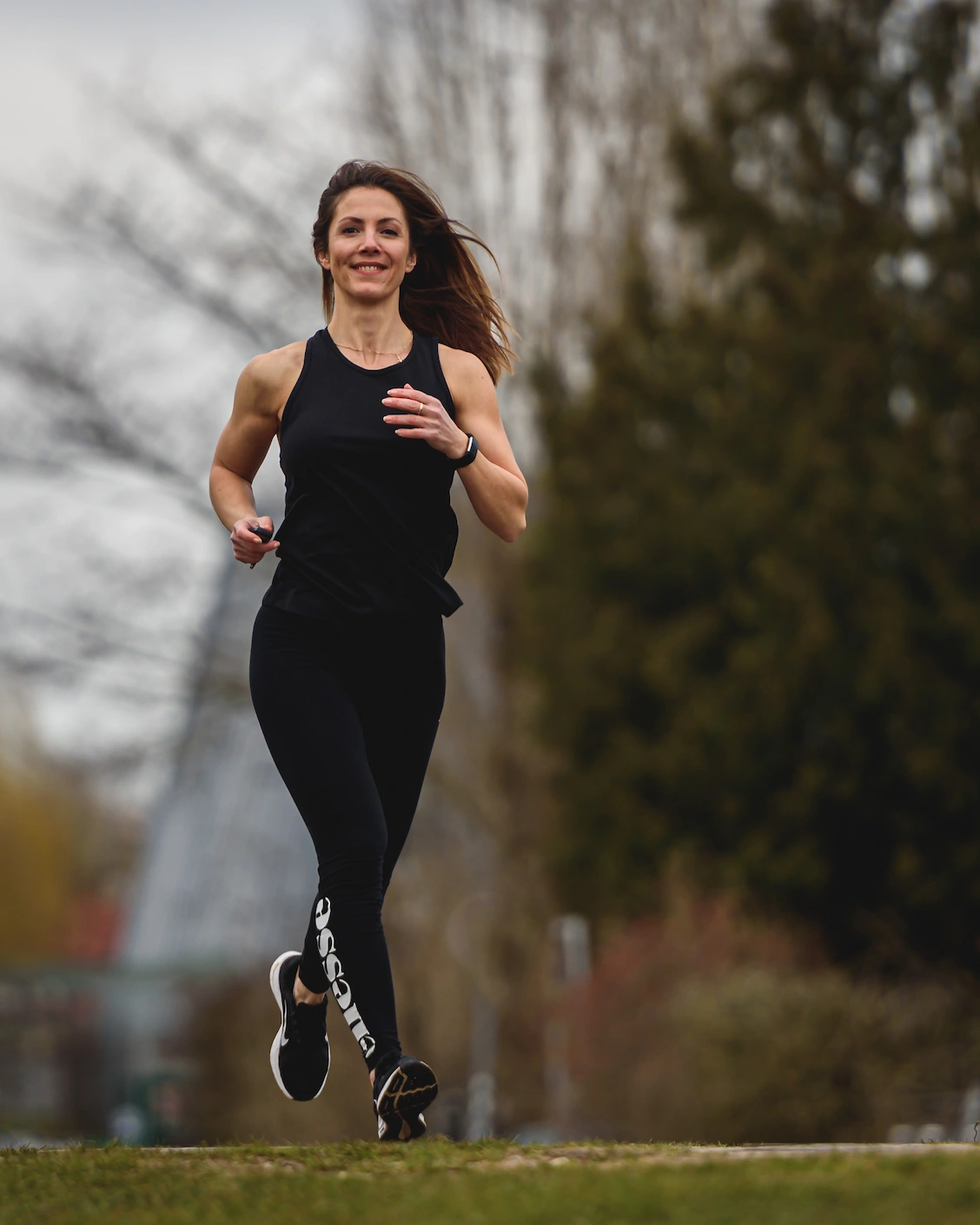 Elena März 2021-29 a woman running on a road, Frau joggt im park